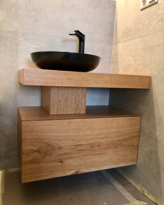Atypická umyvadlová skříňka. Dubová dýha. #umyvadlovaskrinka #umyvadlovaskrin #koupelnovaskrinka #koupelnovaskrin...