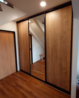 Kombinace dekoru Egger H1180 Dub Halifax s černými doplňky je vždy sázka na jistotu. -------------------------------------...