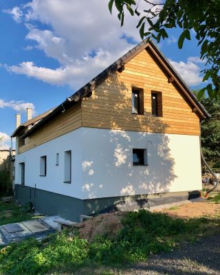 I vašemu vysněnému domovu se postaráme o slušivý kabát. 😎 Realizace kontaktního zateplení a montáž modřínové provětrávané...