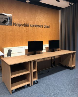 Zakázka na výrobu atypického stolu pro ovládací techniku do konferenční místnosti. Push-up zdvih pro výsuvné monitory....