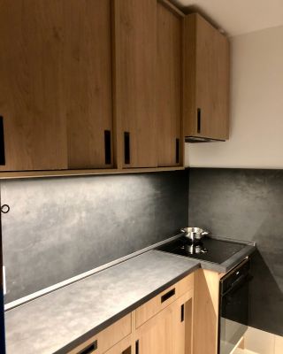 Realizace malé kuchyňky pro zákazníka z neziskového sektoru. Použité materiály: Egger H3170 ST12 Dub Kendal přírodní...