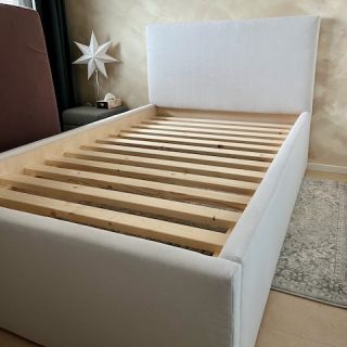 Zakázková výroba čalouněné postele s pevným roštem. Z jakých materiálů je postel vyrobená? ✅ Nešetřili jsme, kostru...