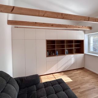 Obývací stěna laděná do jemných přírodních odstínů. ✨ Dubová dýha v kombinaci se světle béžovým dekorem je jednoznačně...