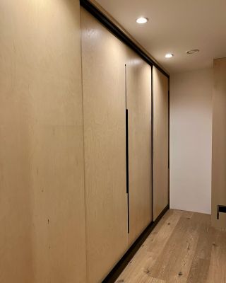 Realizace šatní skříně.✨ Pro tento velkorysý prostor jsme vyrobili šatní skříň s posuvnými dveřmi z březové překližky a se...